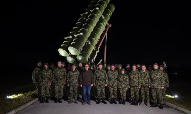 Министар Вучевић у новогодишњој ноћи обишao припаднике 250. ракетне бригаде